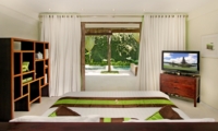 Bedroom with TV - Casa Mateo - Seminyak, Bali