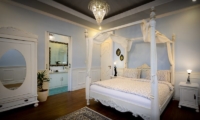 Four Poster Bed with Wooden Floor - Niconico Mansion - Seminyak, Bali
