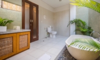 En-Suite Bathroom with Bathtub - Villa Alore - Seminyak, Bali