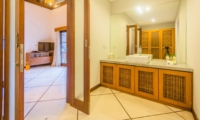Bathroom with Mirror - Villa Alore - Seminyak, Bali