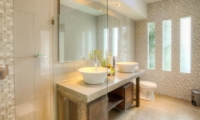 En-Suite Bathroom with Mirror - Villa Arria - Seminyak, Bali