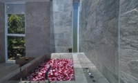 Romantic Bathtub with Rose Petals - Villa Ashoka - Canggu, Bali