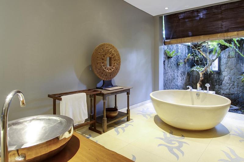 En-Suite Bathroom with Bathtub - Villa Hansa - Canggu, Bali