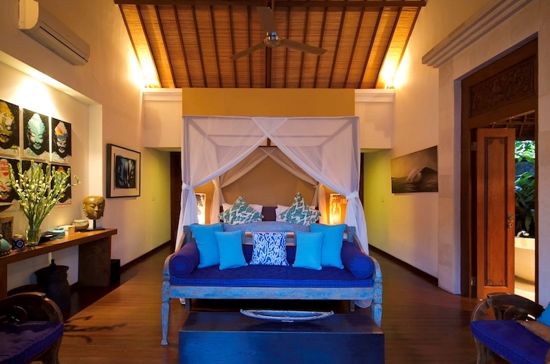 Four Poster Bed with Wooden Floor and Sofa - Villa Hansa - Canggu, Bali