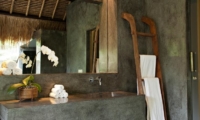 Bathroom with Mirror - Villa Kelusa - Ubud, Bali