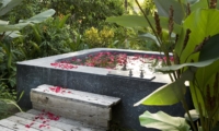 Bathtub with Rose Petals - Villa Levi - Canggu, Bali