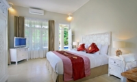 Bedroom with TV - Villa Lodek Deluxe - Seminyak, Bali