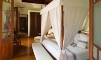 Bedroom with Wooden Floor - Villa Mako - Canggu, Bali
