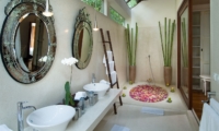 En-Suite Bathroom with Bathtub - Villa Mako - Canggu, Bali