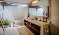 Bathroom with Bathtub - Villa Nelayan - Canggu, Bali