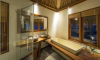 En-Suite Bathroom with Bathtub - Villa Omah Padi - Ubud, Bali