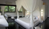 Bedroom with Side Table - Villa Palm River - Pererenan, Bali
