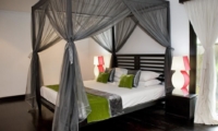 Bedroom with Table Lamps - Villa Palm River - Pererenan, Bali