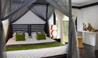Bedroom with Seating Area - Villa Palm River - Pererenan, Bali