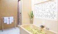 Bathroom with Bathtub - Villa Sky Li - Seminyak, Bali