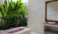 Bathroom with Bathtub - Villa Suliac - Legian, Bali