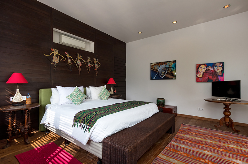 Bedroom with Wooden Floor and TV - Villa Theo - Umalas, Bali
