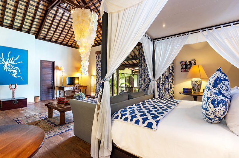 Four Poster Bed with Sofa and TV - Villa Theo - Umalas, Bali
