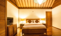 Bedroom with TV - Villa Tirtadari - Canggu, Bali