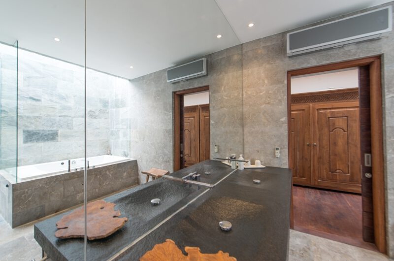 En-Suite Bathroom with Bathtub - Villa Ashoka - Canggu, Bali