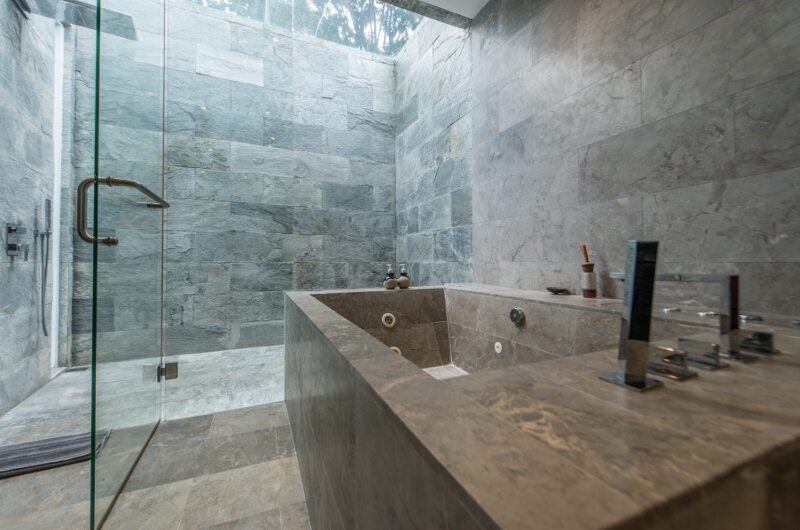 Bathroom with Bathtub and Shower - Villa Ashoka - Canggu, Bali