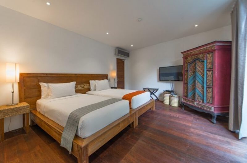 Twin Bedroom with Wooden Floor and TV - Villa Ashoka - Canggu, Bali