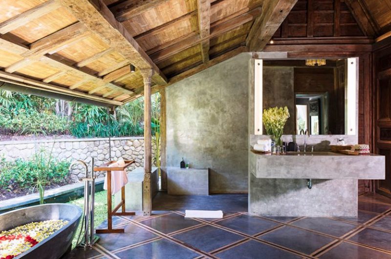 Bathtub with Petals - Villa Hansa - Canggu, Bali