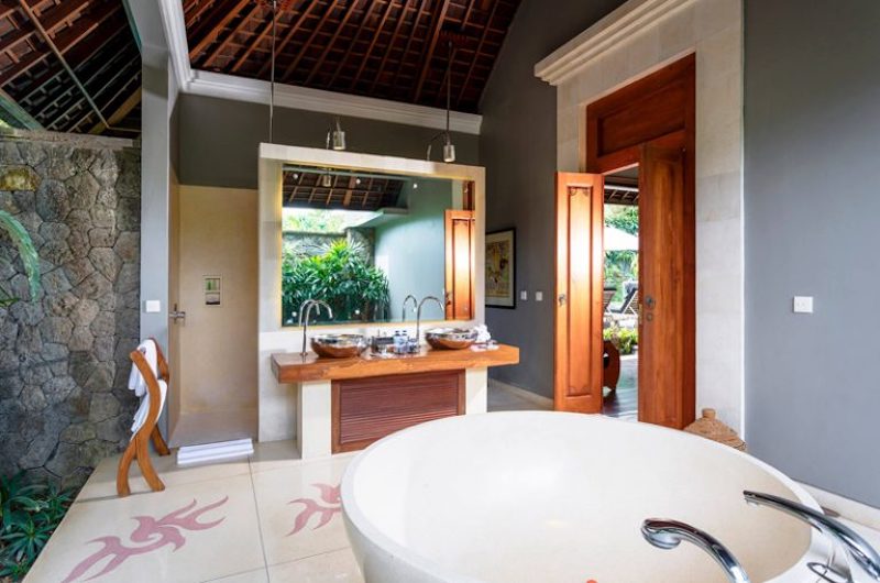 Bathroom with Bathtub and Mirror - Villa Hansa - Canggu, Bali