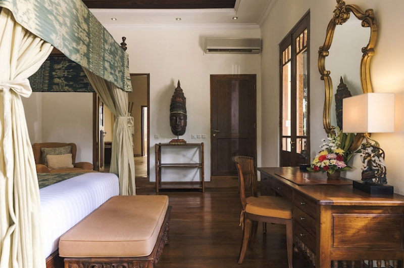 Bedroom with Study Table - Villa Mako - Canggu, Bali
