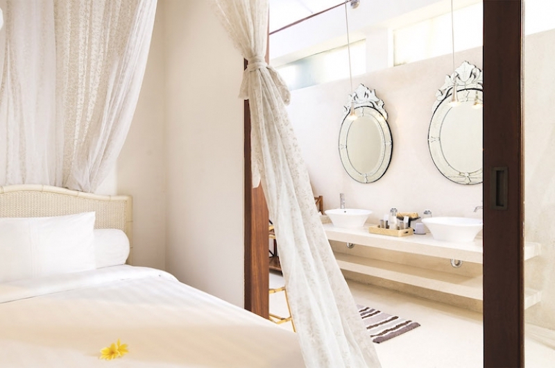 Bedroom and En-Suite Bathroom - Villa Mako - Canggu, Bali