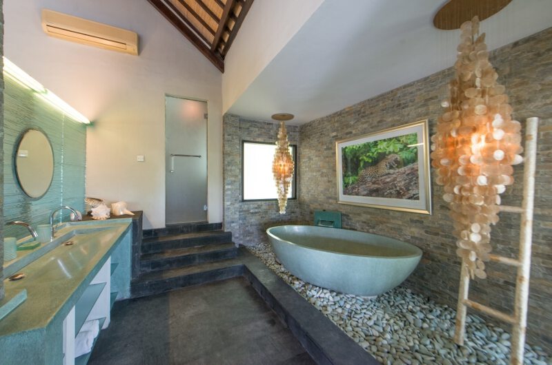Bathroom with Bathtub - Villa Palm River - Pererenan, Bali