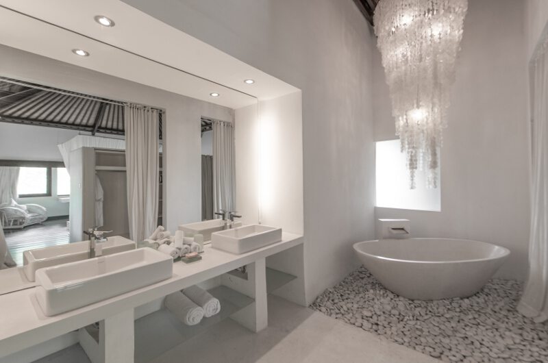 His and Hers Bathroom with Bathtub - Villa Palm River - Pererenan, Bali