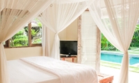 Bedroom with Pool View - Villa Senang - Batubelig, Bali