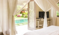 Bedroom with TV and Pool View - Villa Senang - Batubelig, Bali