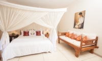 Bedroom with Seating Area - Villa Senang - Batubelig, Bali