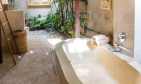 Bathroom with Bathtub - Villa Senang - Batubelig, Bali