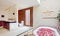 En-Suite Bathroom with Bathtub - Villa Seriska Dua Sanur - Sanur, Bali