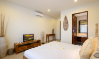 Bedroom and En-Suite Bathroom - Villa Sophia Legian - Legian, Bali