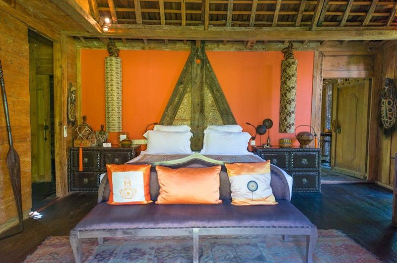 Bedroom with Wooden Floor and Sofa - Villa Asli - Canggu, Bali