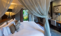 Bedroom with Study Table - Akara Villas 8 - Seminyak, Bali