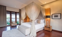 Bedroom with Wooden Floor - Akara Villas - Seminyak, Bali