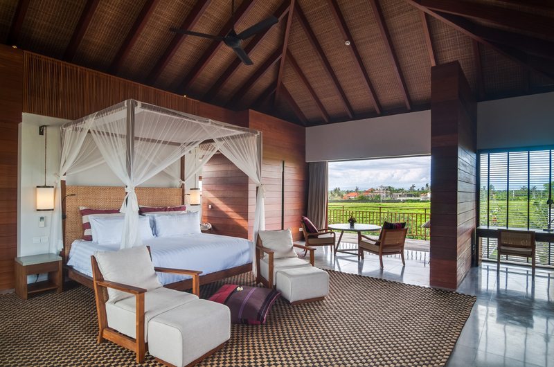 Spacious Bedroom with Seating Area - Ambalama Villa - Seseh, Bali