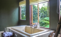 En-Suite Bathtub - Atas Awan Villa - Ubud, Bali