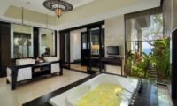 Romantic Bathtub Set Up - Banyan Tree Ungasan - Ungasan, Bali
