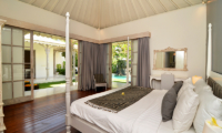 Bedroom with Pool View - Casa Cinta 2 - Batubelig, Bali