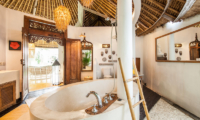 En-Suite Bathtub - Casa Lucas - Seminyak, Bali