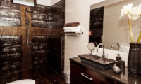 Bathroom with Shower - Castaway - Nusa Lembongan, Bali