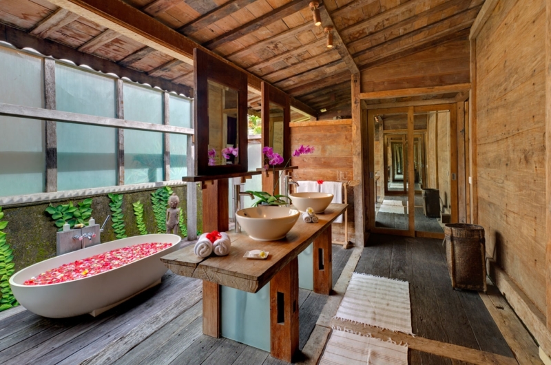 His and Hers Bathroom with Bathtub - Impiana Cemagi - Seseh, Bali