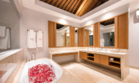 Romantic Bathtub Set Up - Karang Saujana Estate Villa Baleagung - Ungasan, Bali