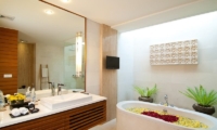 Bathroom with Bathtub - Maca Villas - Seminyak, Bali